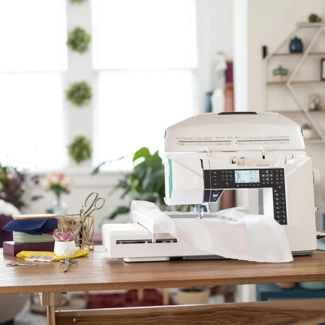 MÁQUINA DE COSER Y BORDAR HUSQVARNA VIKING JADE 35