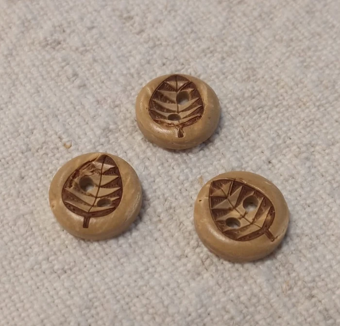 BOTÓN DE MADERA HOJA 12 MM